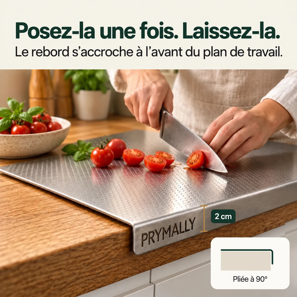 Le rebord s’accroche à l’avant du plan de travail